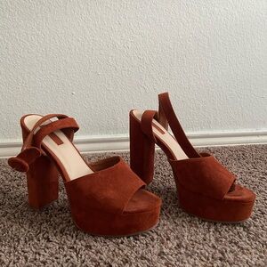 Open toe suede pumps